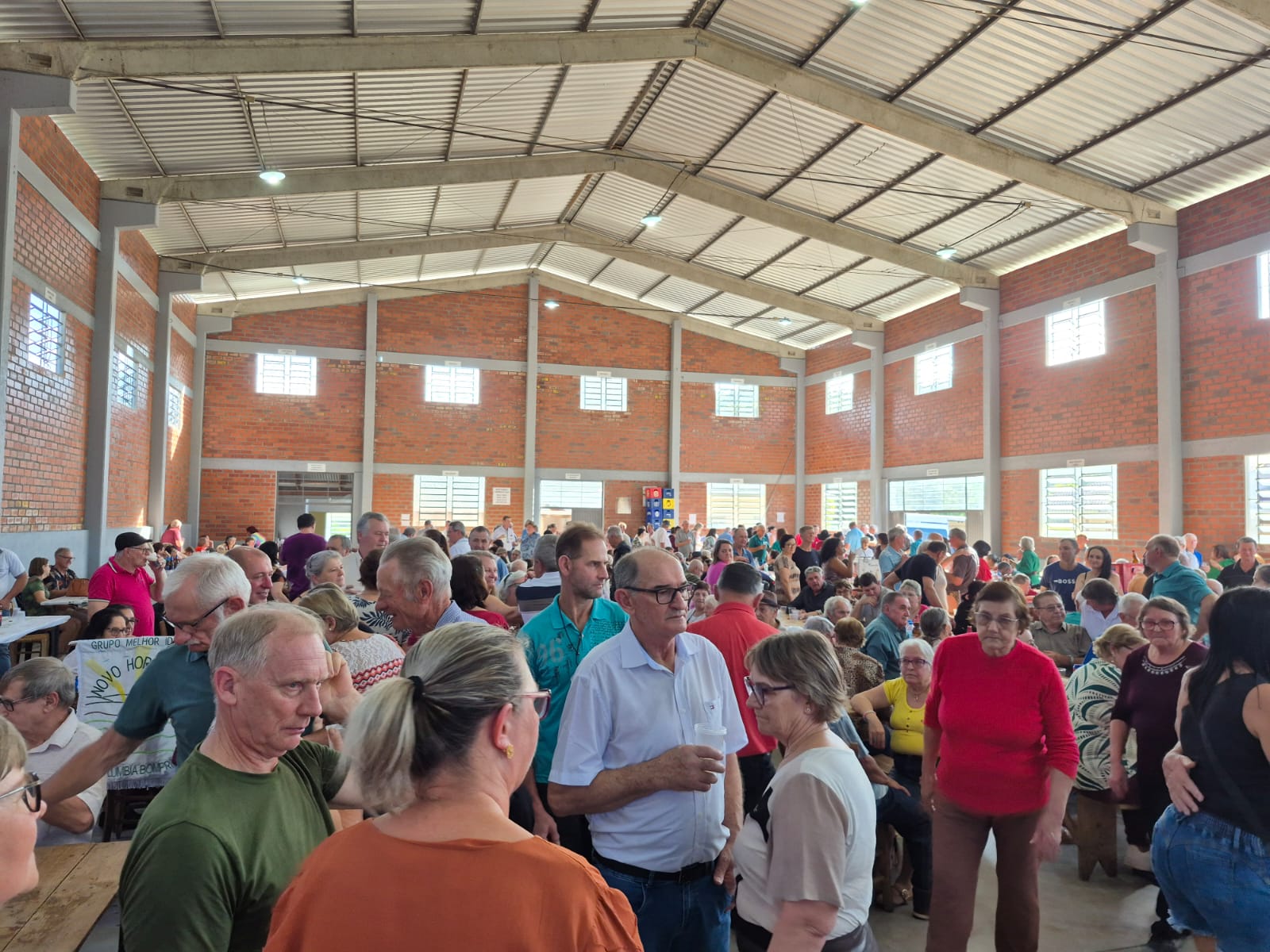 Salão cheio marca festa da terceira idade em Barão Velho
