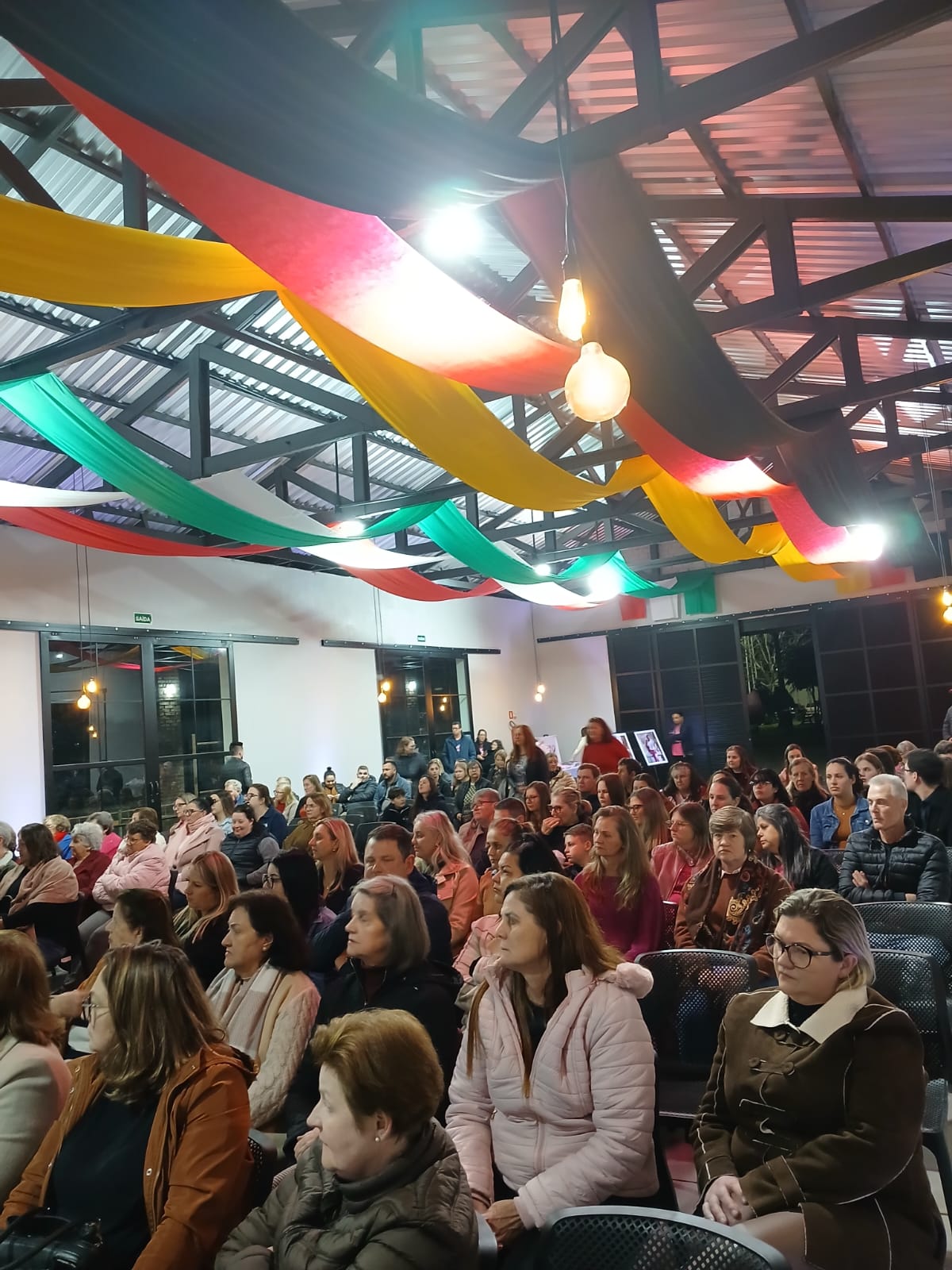 Outubro Rosa reúne grande público no Centro Cultural de Barão em noite de palestra-show